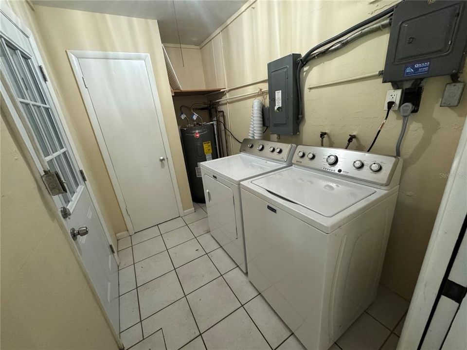В аренду: $2,350 (3 спален, 2 ванн, 1303 Квадратных фут)