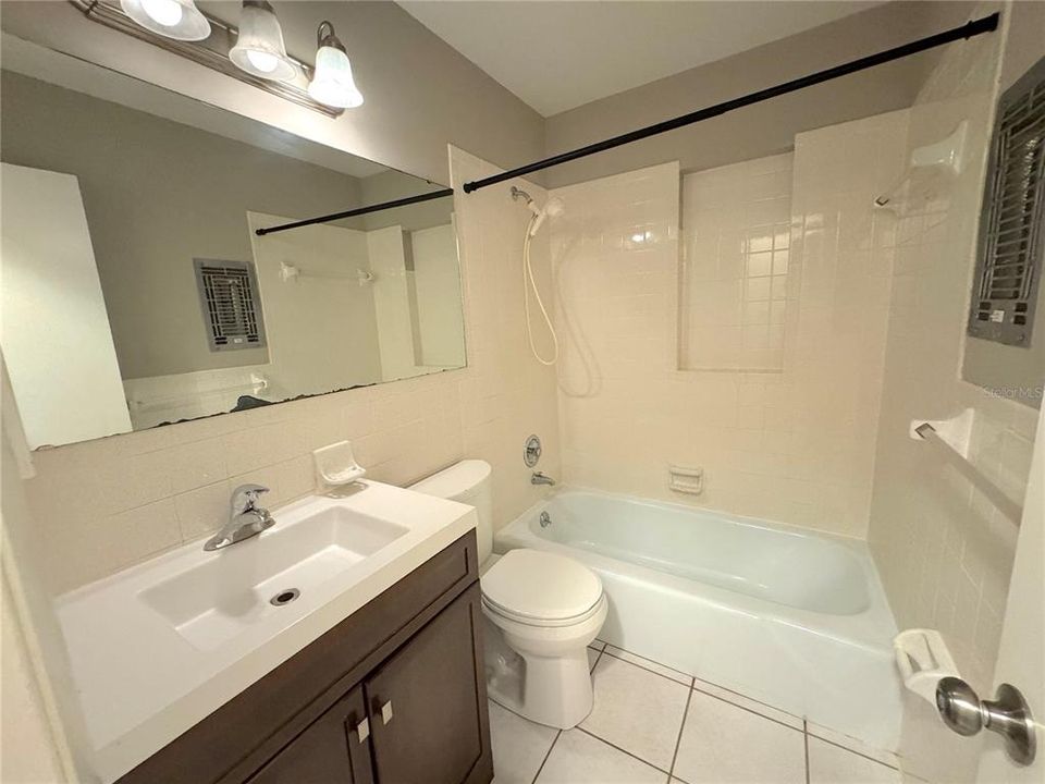 В аренду: $2,350 (3 спален, 2 ванн, 1303 Квадратных фут)