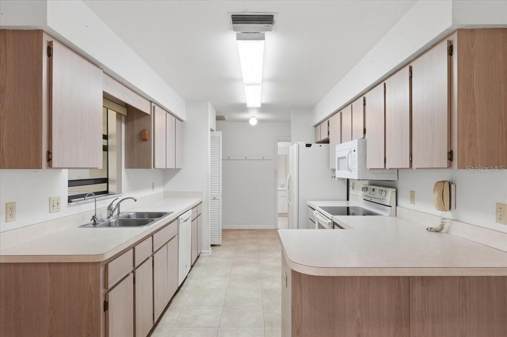 На продажу: $225,000 (2 спален, 2 ванн, 1196 Квадратных фут)