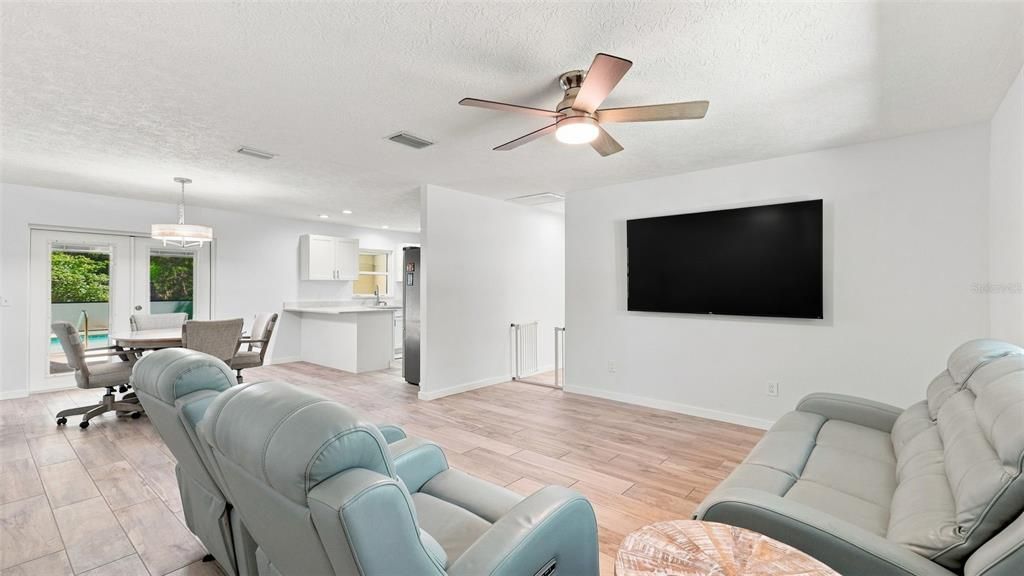 For Sale: $299,500 (3 beds, 2 baths, 1344 Square Feet)