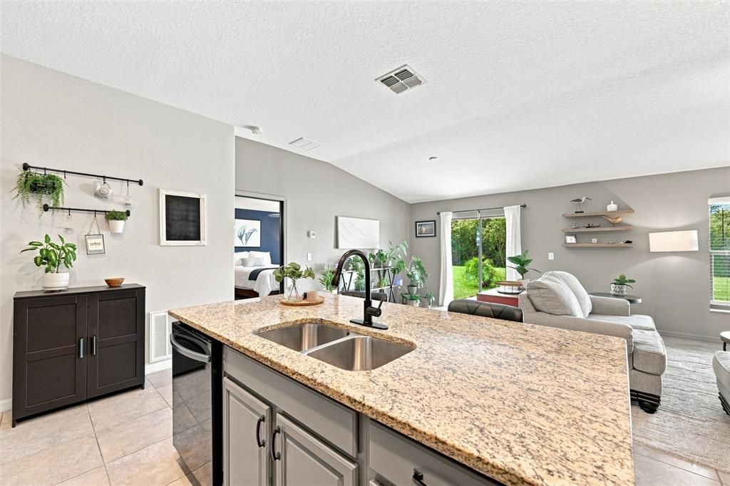 Activo con contrato: $295,000 (3 camas, 2 baños, 1561 Pies cuadrados)