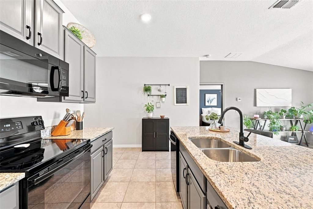 Activo con contrato: $295,000 (3 camas, 2 baños, 1561 Pies cuadrados)
