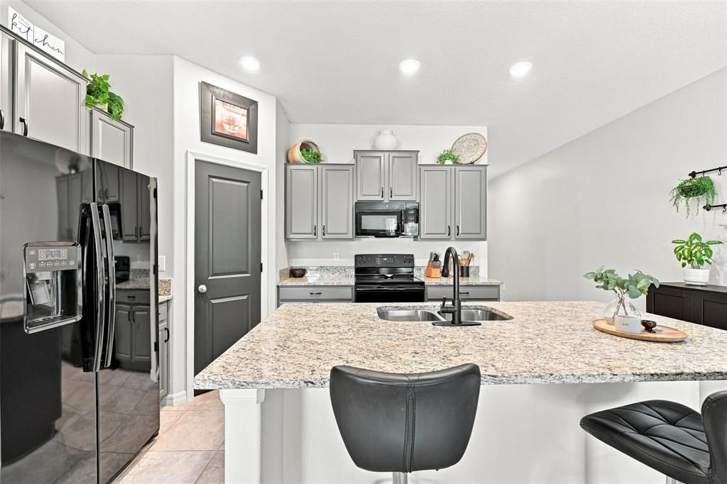 Activo con contrato: $295,000 (3 camas, 2 baños, 1561 Pies cuadrados)