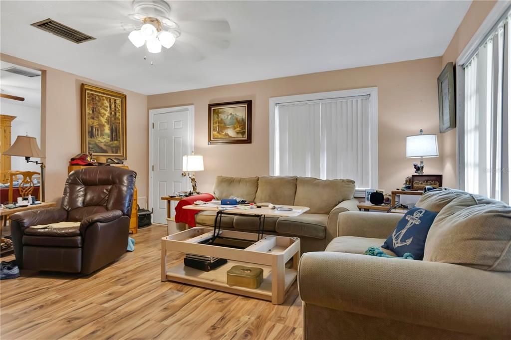 Activo con contrato: $285,000 (3 camas, 2 baños, 1467 Pies cuadrados)