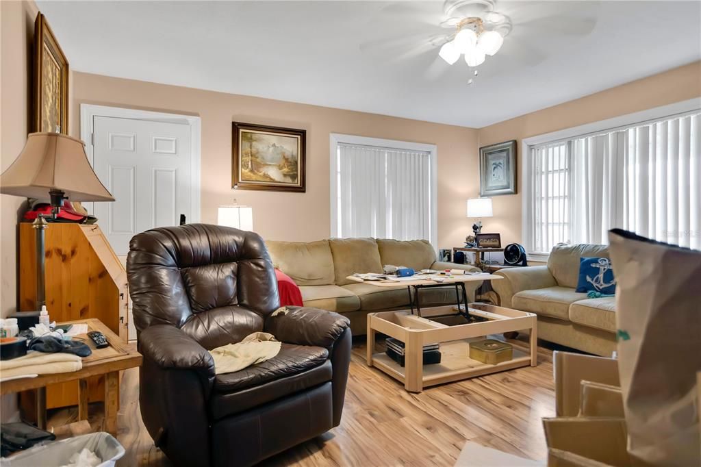 Activo con contrato: $285,000 (3 camas, 2 baños, 1467 Pies cuadrados)