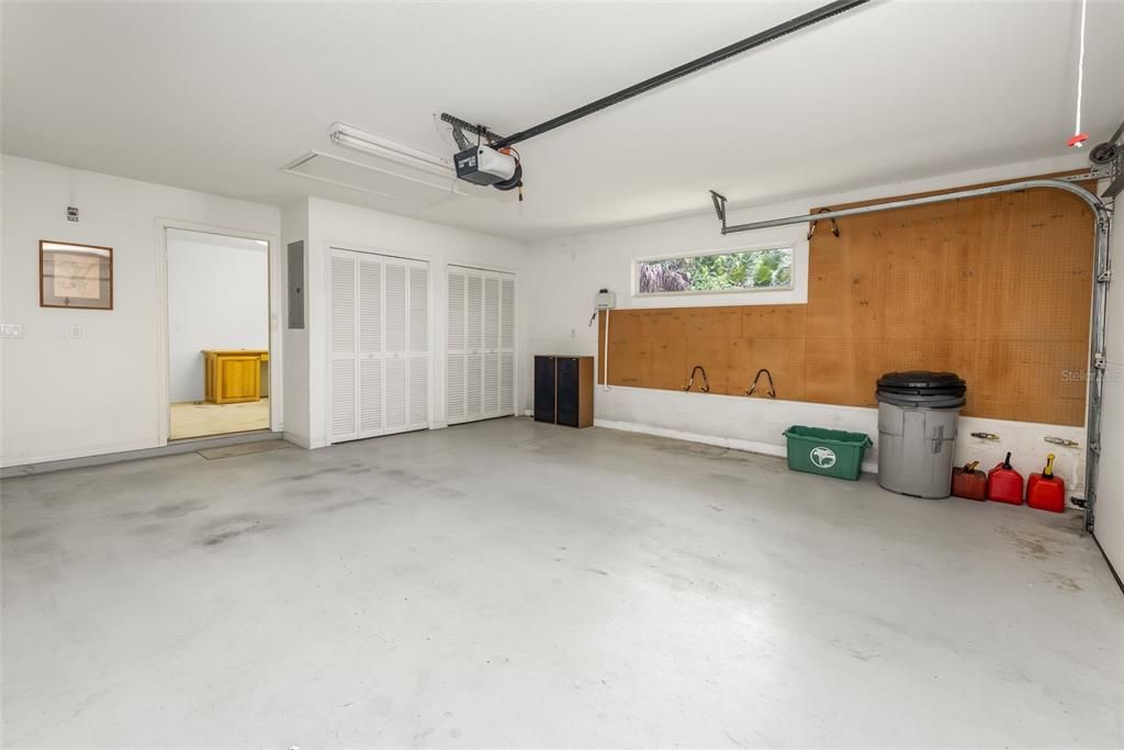 For Sale: $399,900 (4 beds, 2 baths, 2375 Square Feet)