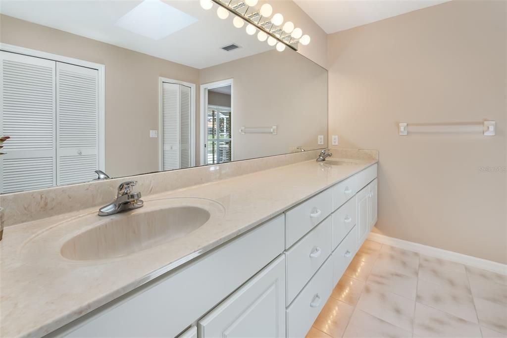 For Sale: $399,900 (4 beds, 2 baths, 2375 Square Feet)