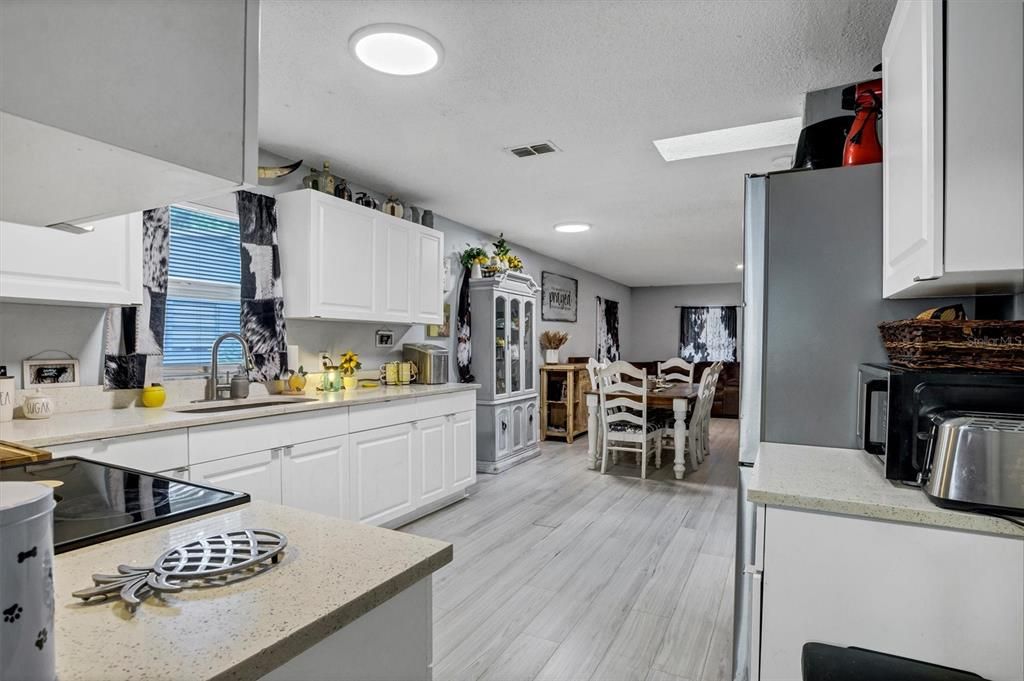 En Venta: $295,000 (3 camas, 2 baños, 1324 Pies cuadrados)