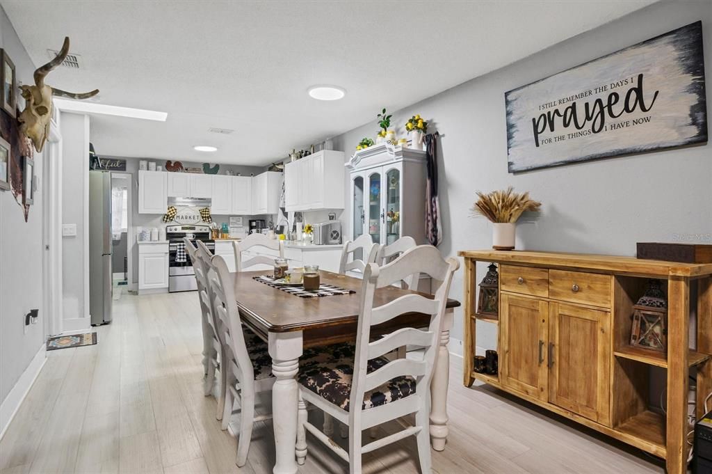 En Venta: $295,000 (3 camas, 2 baños, 1324 Pies cuadrados)