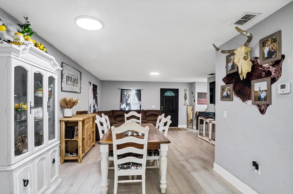 En Venta: $295,000 (3 camas, 2 baños, 1324 Pies cuadrados)