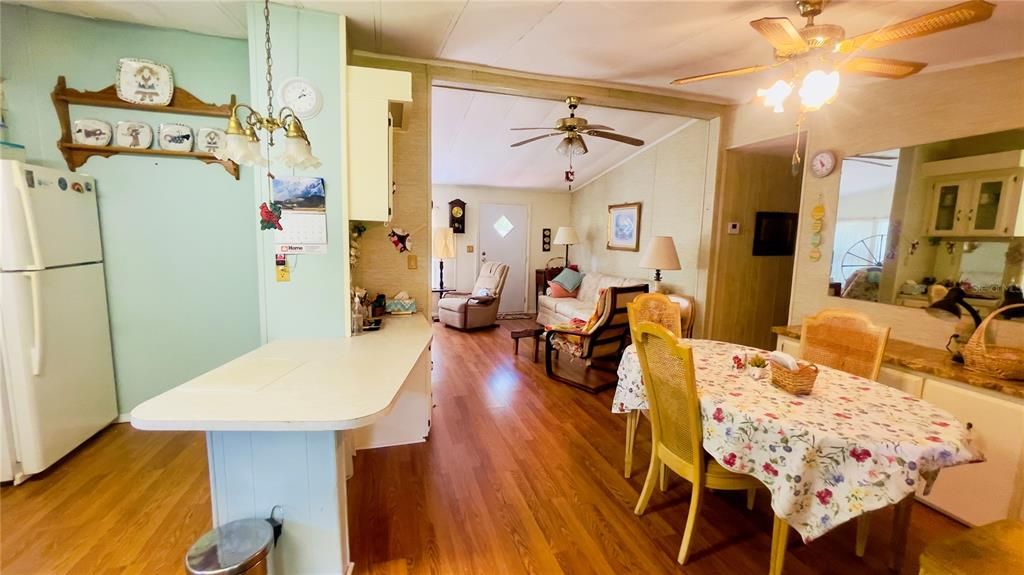 For Sale: $114,900 (2 beds, 2 baths, 1008 Square Feet)