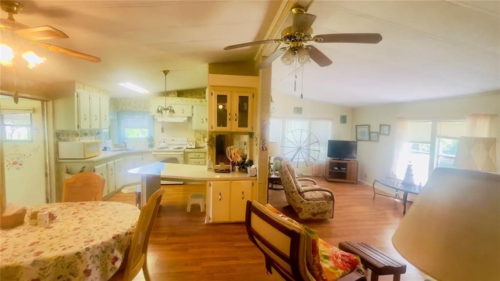 For Sale: $114,900 (2 beds, 2 baths, 1008 Square Feet)