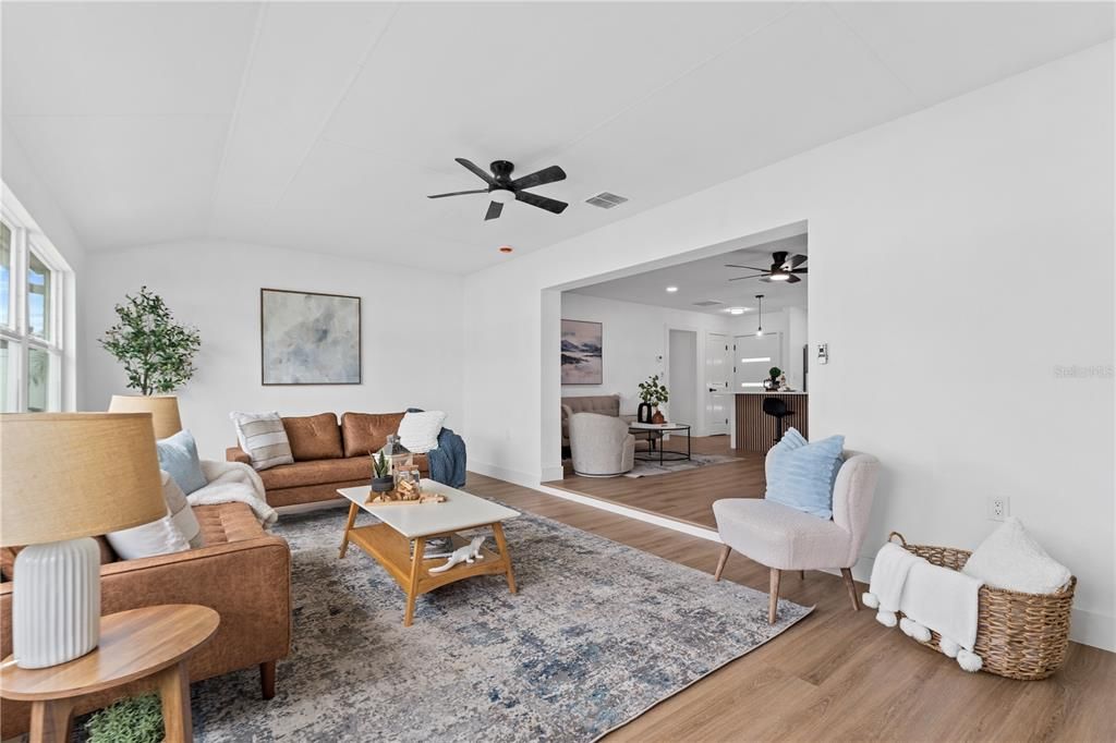 For Sale: $299,000 (2 beds, 2 baths, 1402 Square Feet)