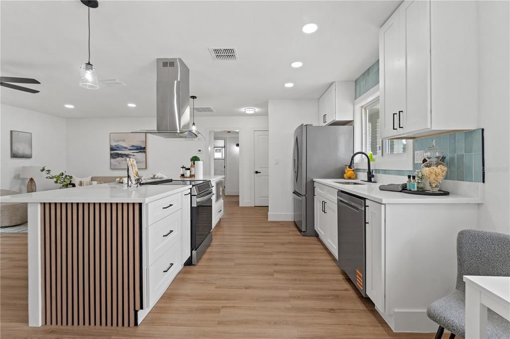For Sale: $299,000 (2 beds, 2 baths, 1402 Square Feet)