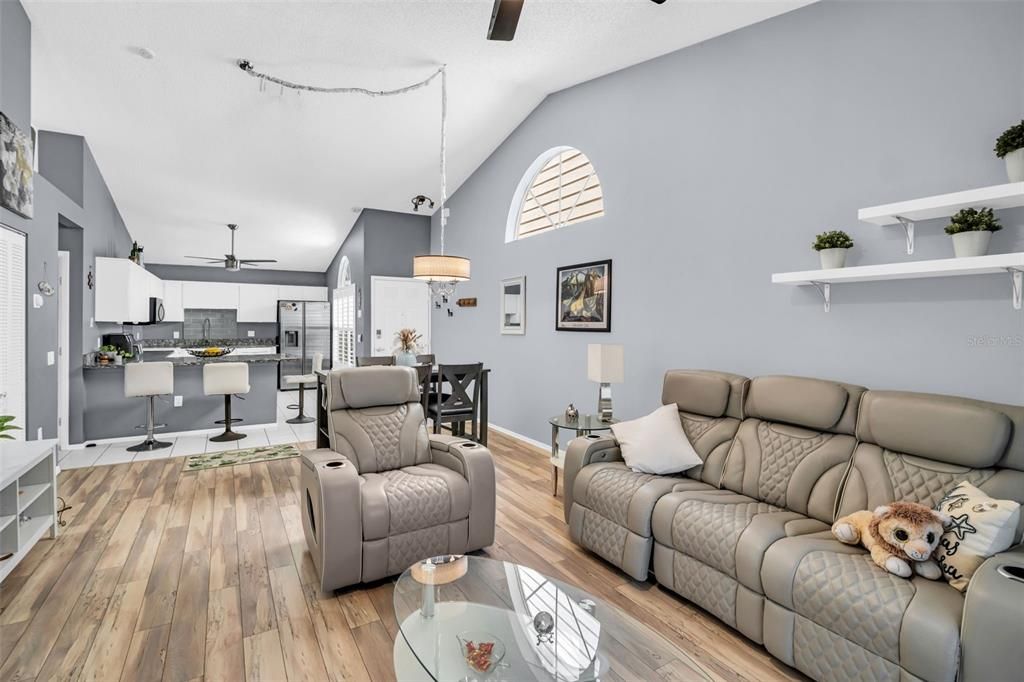 For Sale: $280,000 (2 beds, 2 baths, 1129 Square Feet)