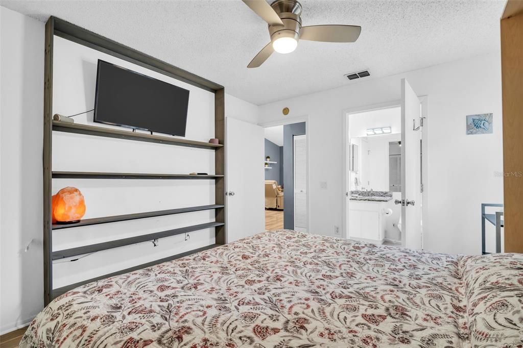For Sale: $280,000 (2 beds, 2 baths, 1129 Square Feet)