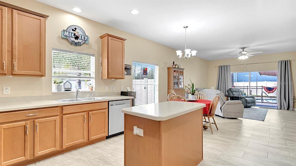 En Venta: $450,000 (5 camas, 2 baños, 2028 Pies cuadrados)