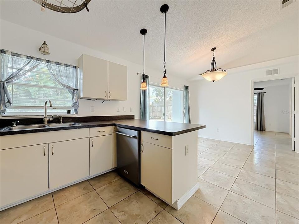 En Venta: $395,000 (3 camas, 2 baños, 1272 Pies cuadrados)