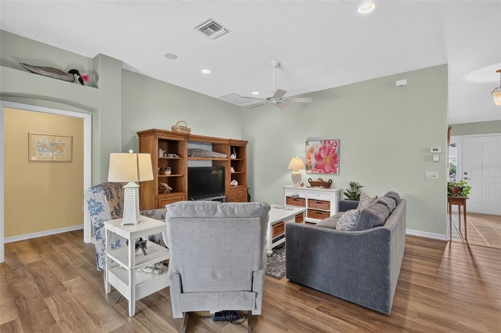 For Sale: $415,000 (3 beds, 2 baths, 1902 Square Feet)