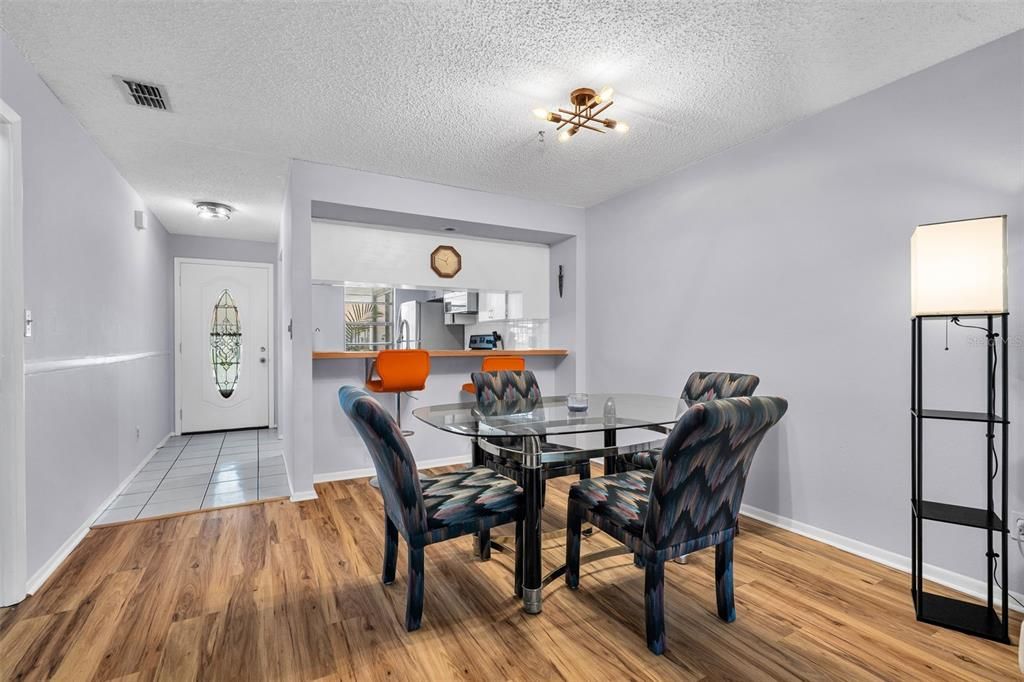 For Sale: $224,900 (2 beds, 2 baths, 935 Square Feet)