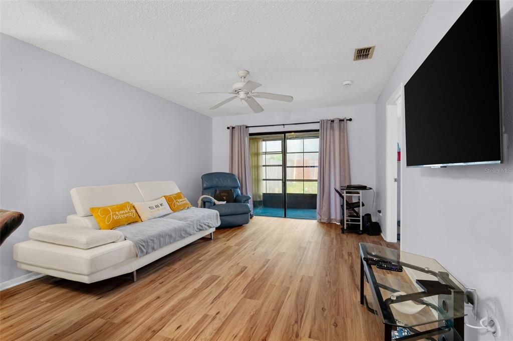 For Sale: $224,900 (2 beds, 2 baths, 935 Square Feet)