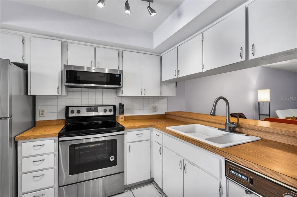For Sale: $224,900 (2 beds, 2 baths, 935 Square Feet)