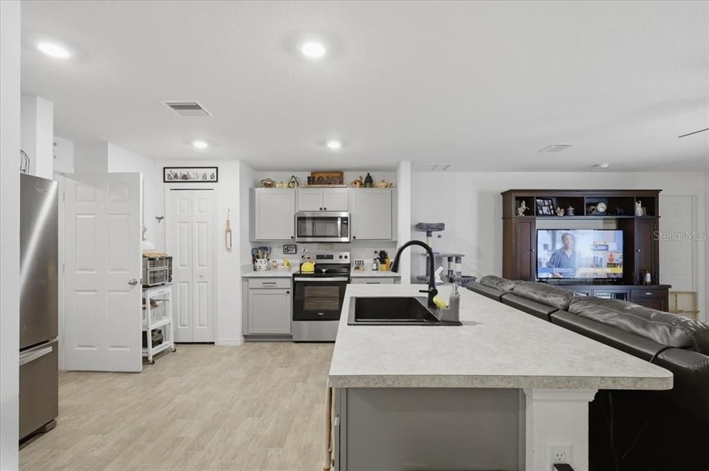 For Sale: $469,000 (4 beds, 2 baths, 1806 Square Feet)