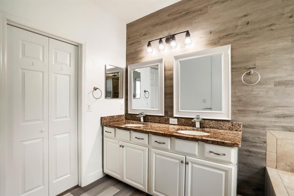 For Sale: $530,000 (5 beds, 3 baths, 2576 Square Feet)