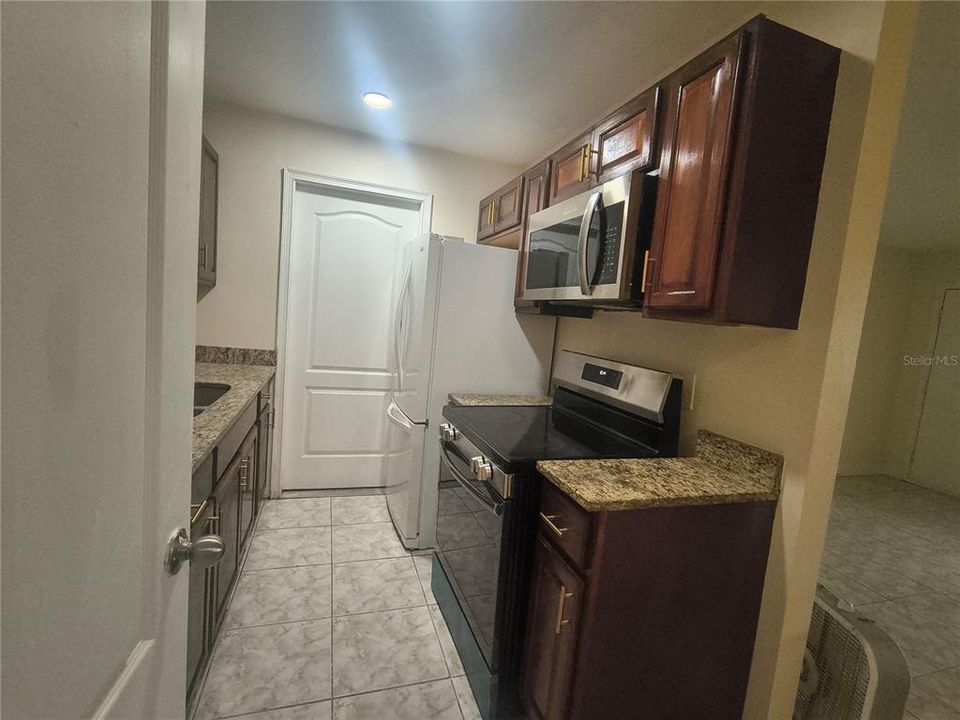 For Rent: $2,100 (3 beds, 2 baths, 960 Square Feet)