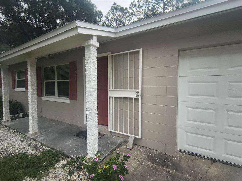 For Rent: $2,100 (3 beds, 2 baths, 960 Square Feet)