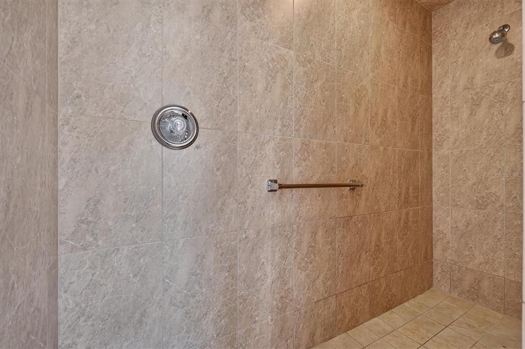 En Venta: $479,000 (3 camas, 3 baños, 2599 Pies cuadrados)