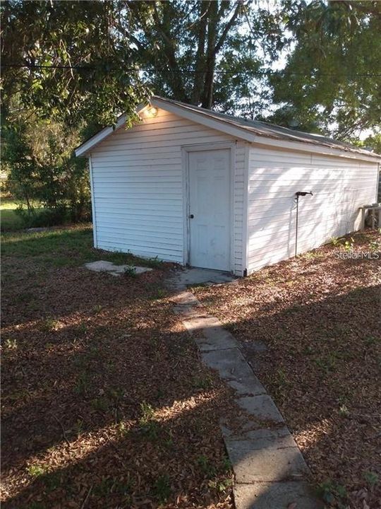 For Rent: $1,400 (3 beds, 1 baths, 990 Square Feet)