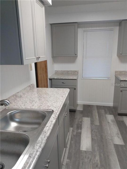 For Rent: $1,400 (3 beds, 1 baths, 990 Square Feet)