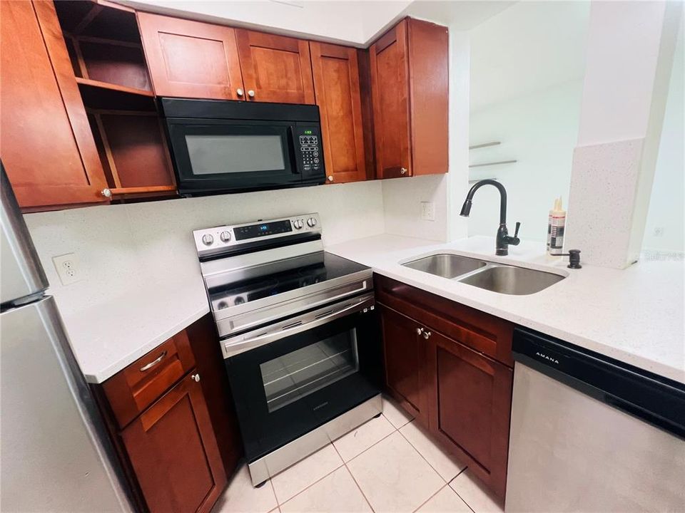 For Rent: $1,650 (2 beds, 2 baths, 820 Square Feet)