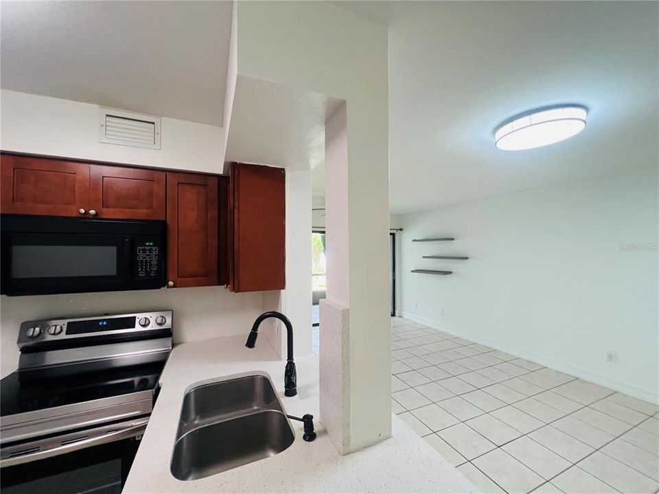 For Rent: $1,650 (2 beds, 2 baths, 820 Square Feet)