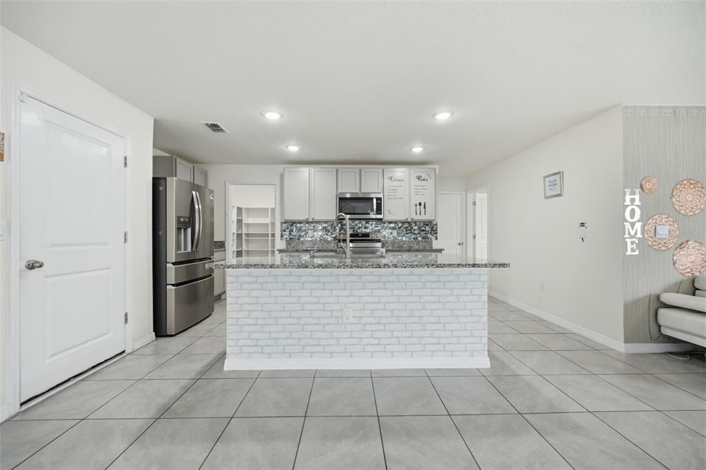 For Sale: $379,900 (5 beds, 3 baths, 2428 Square Feet)