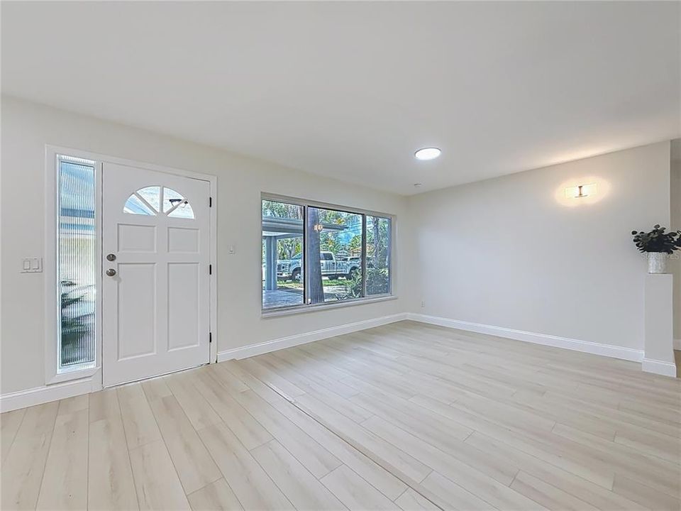 合同活跃: $389,990 (2 贝兹, 2 浴室, 1384 平方英尺)