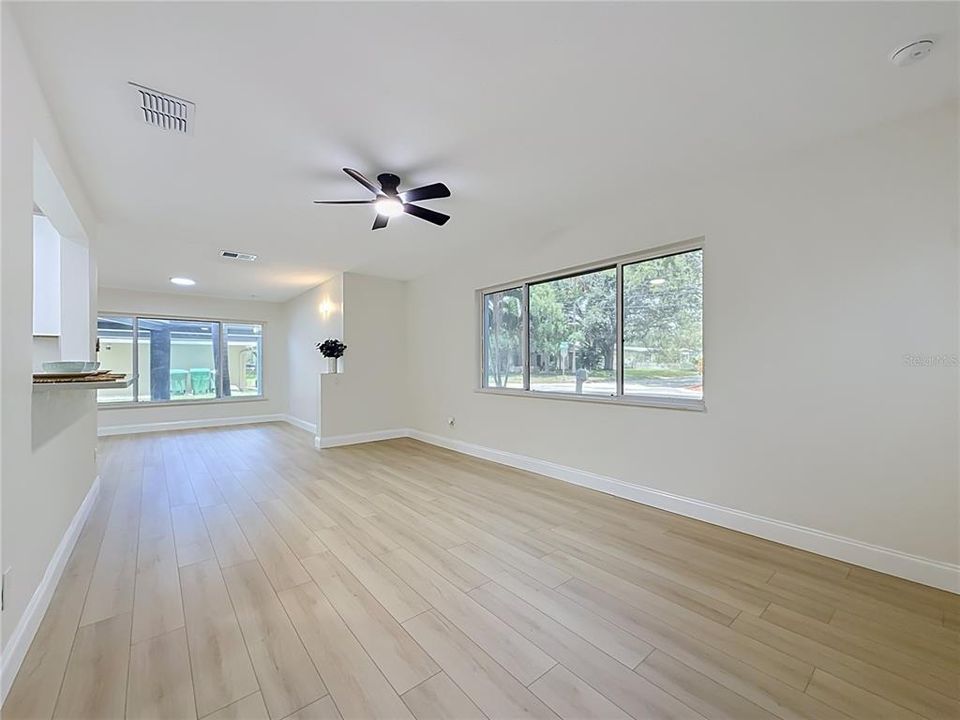 合同活跃: $389,990 (2 贝兹, 2 浴室, 1384 平方英尺)