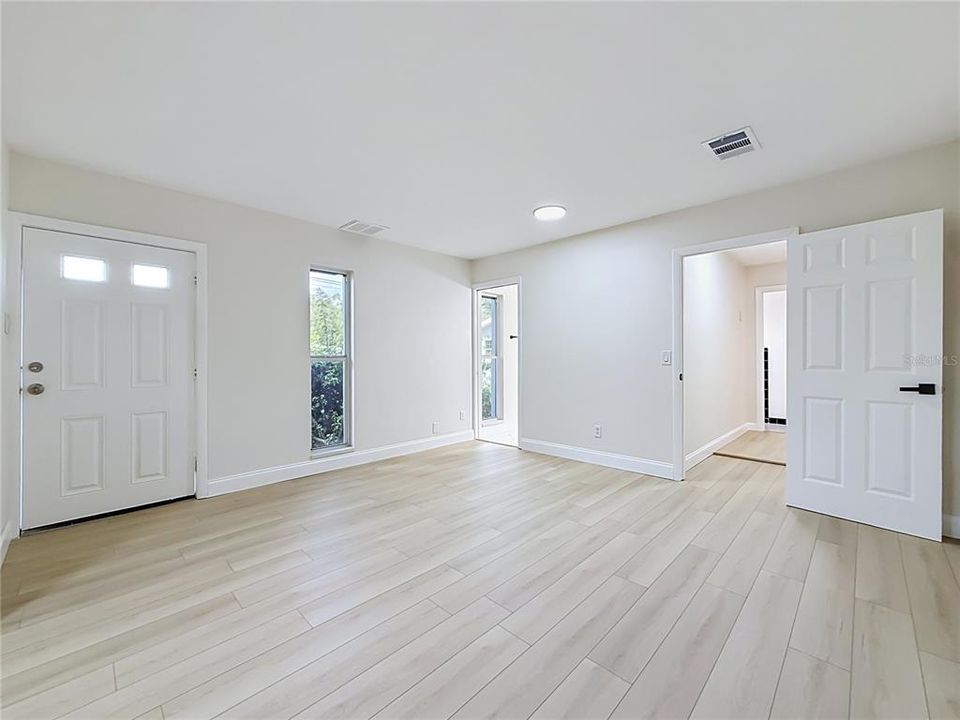 合同活跃: $389,990 (2 贝兹, 2 浴室, 1384 平方英尺)