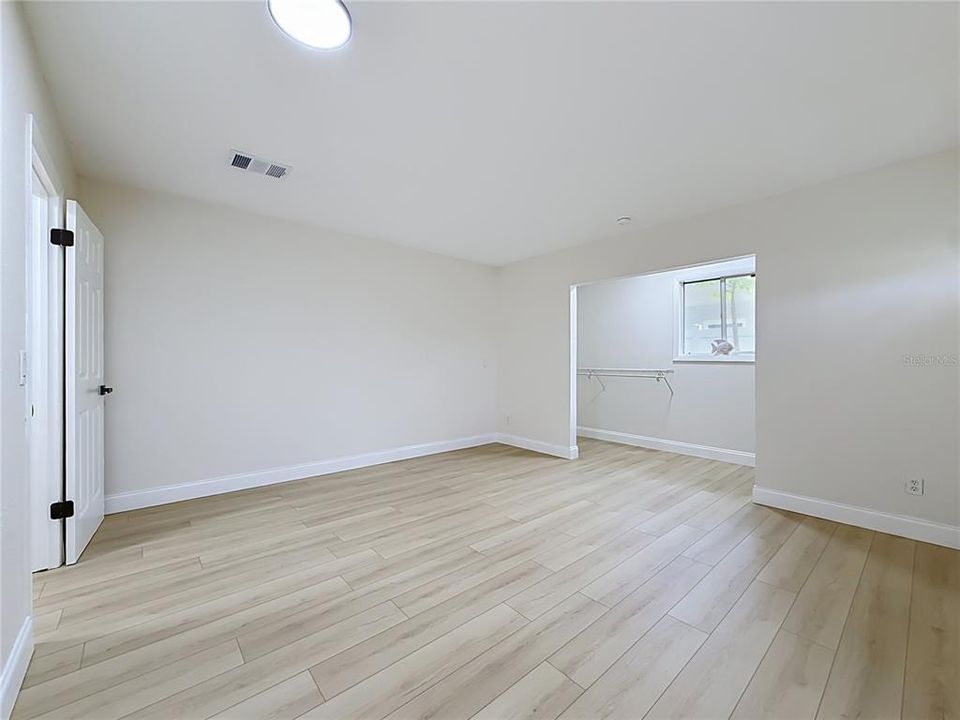 合同活跃: $389,990 (2 贝兹, 2 浴室, 1384 平方英尺)