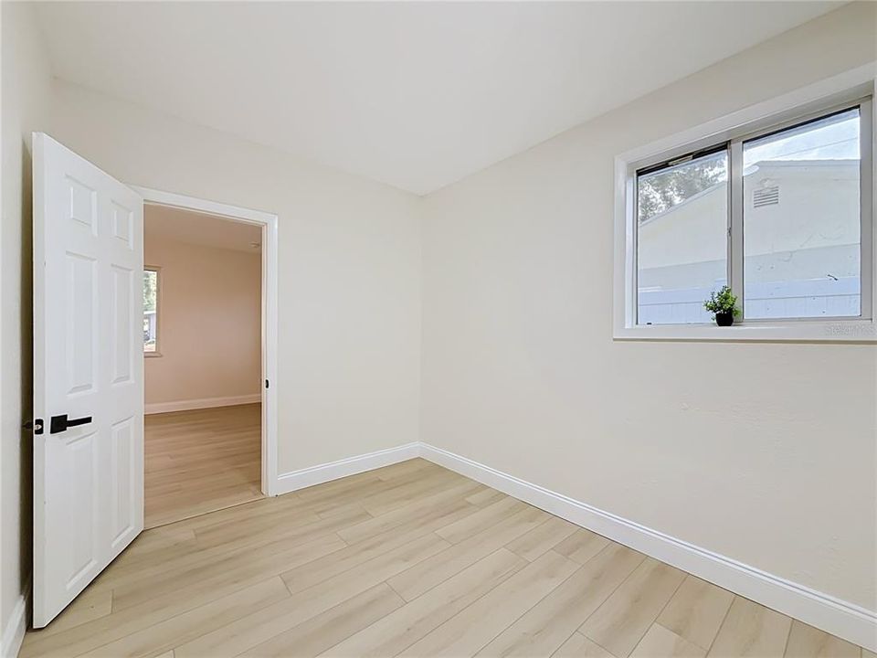 合同活跃: $389,990 (2 贝兹, 2 浴室, 1384 平方英尺)