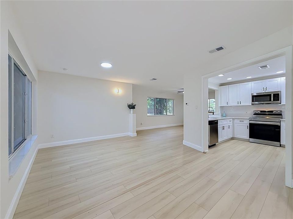 合同活跃: $389,990 (2 贝兹, 2 浴室, 1384 平方英尺)