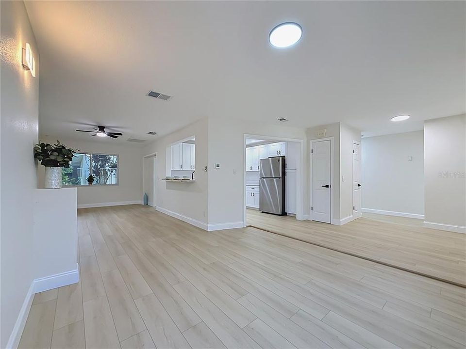 合同活跃: $389,990 (2 贝兹, 2 浴室, 1384 平方英尺)