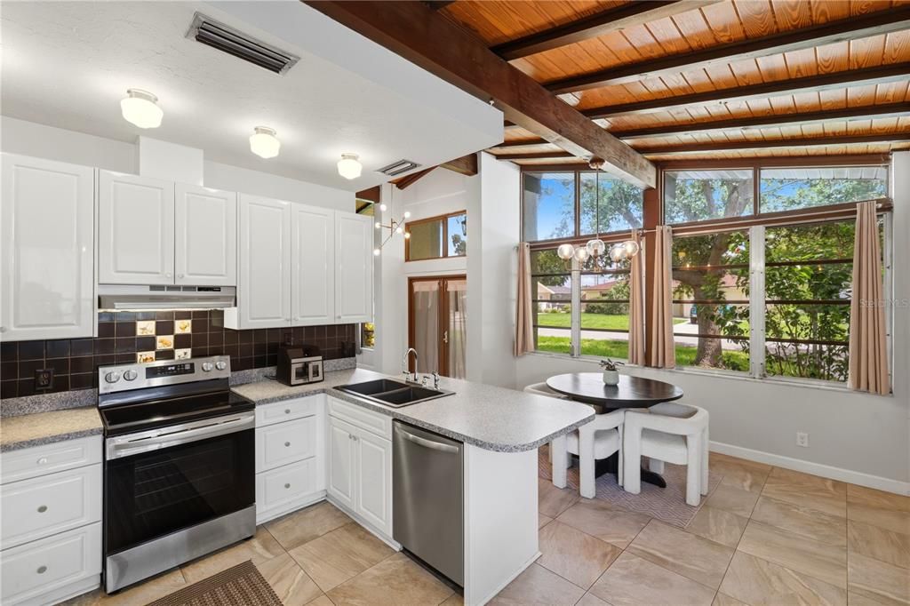En Venta: $399,000 (3 camas, 2 baños, 1964 Pies cuadrados)