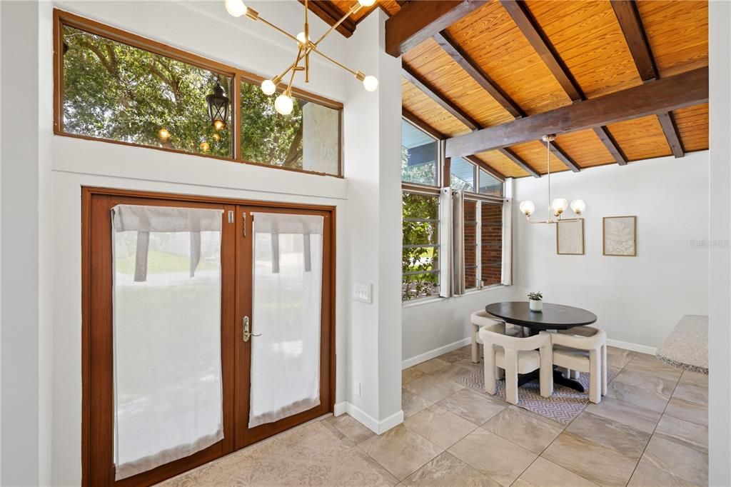 En Venta: $399,000 (3 camas, 2 baños, 1964 Pies cuadrados)