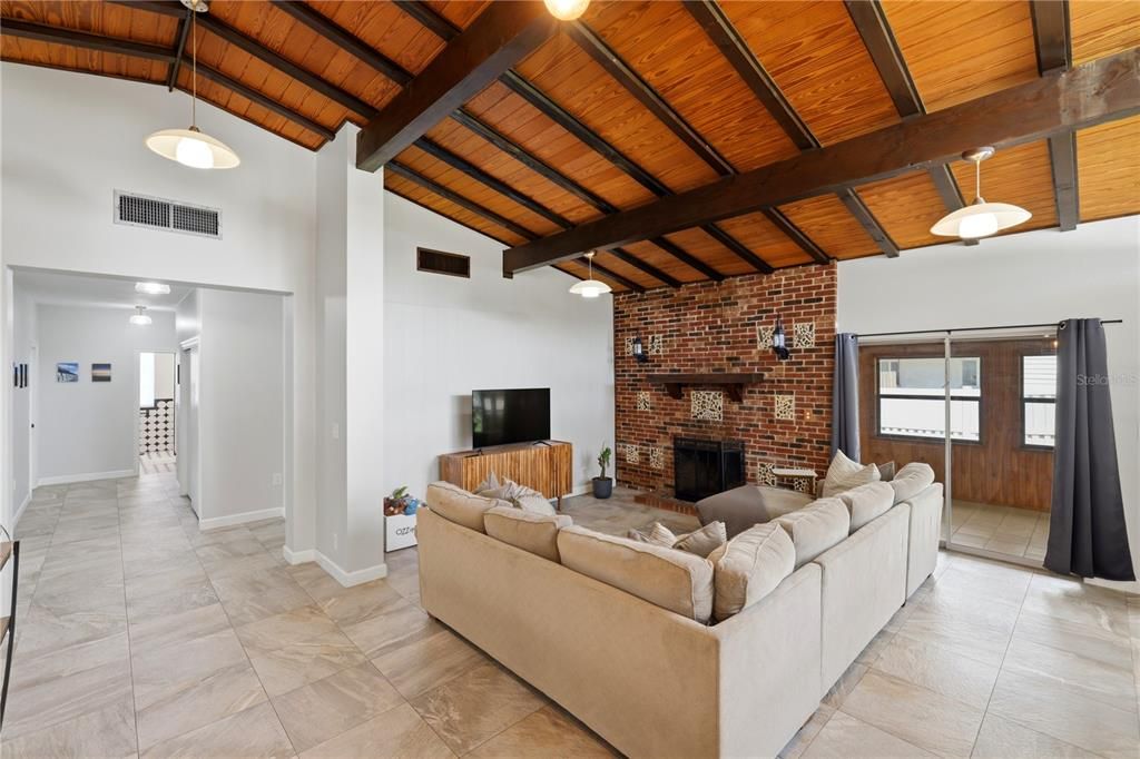 En Venta: $399,000 (3 camas, 2 baños, 1964 Pies cuadrados)