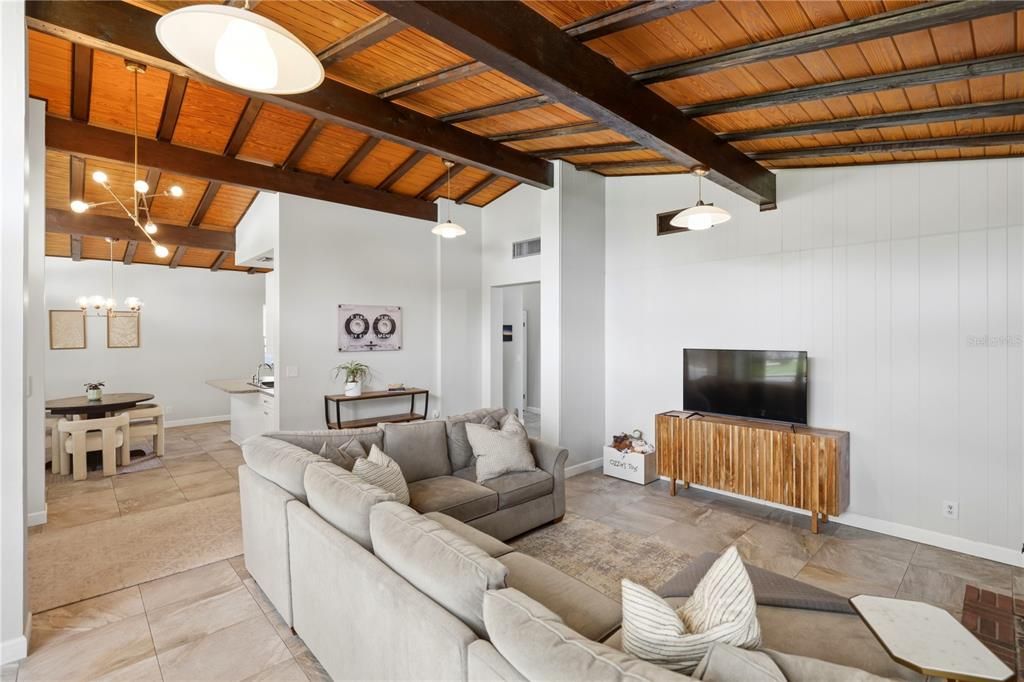 En Venta: $399,000 (3 camas, 2 baños, 1964 Pies cuadrados)