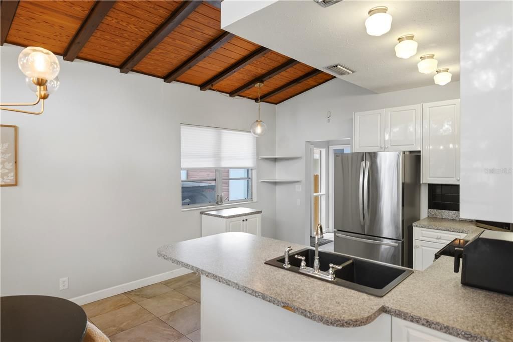 En Venta: $399,000 (3 camas, 2 baños, 1964 Pies cuadrados)