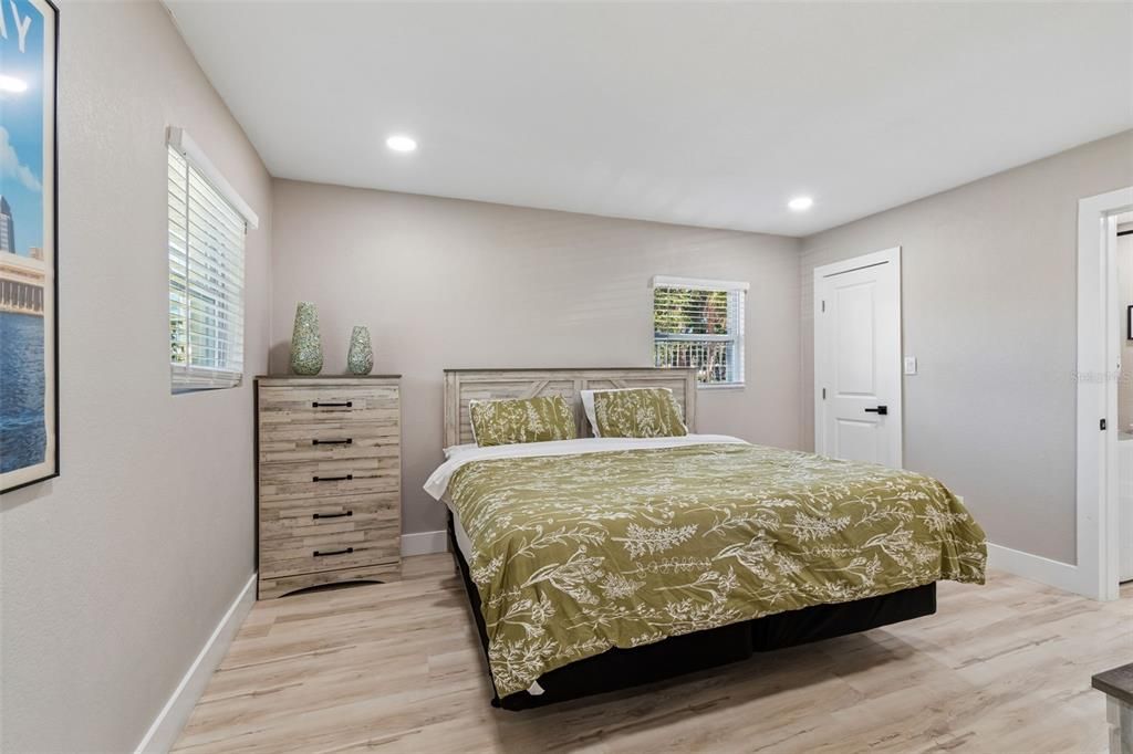 For Rent: $3,995 (4 beds, 2 baths, 1339 Square Feet)