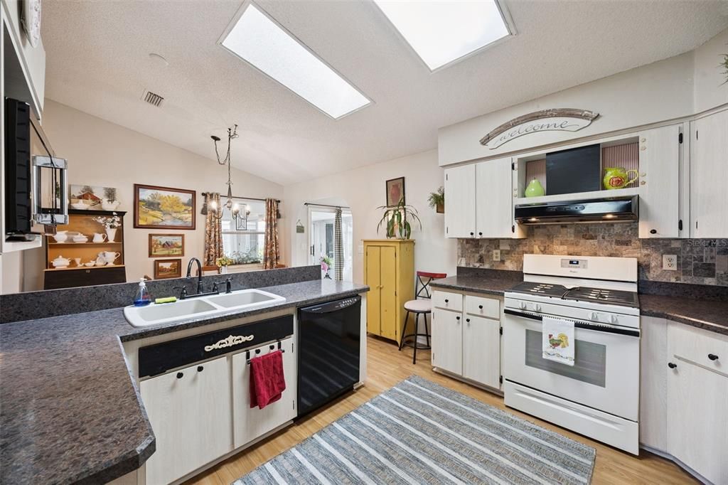 For Sale: $254,900 (2 beds, 2 baths, 1548 Square Feet)